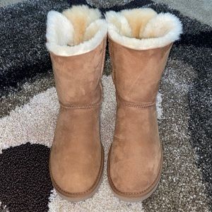 Chesnut Bailey Bow Short Ruffle Uggs